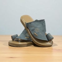 حذاء شرقي مطرز