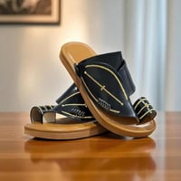 حذاء شرقي مطرز