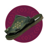 حذاء شرقي مطرز