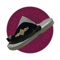 حذاء شرقي مطرز