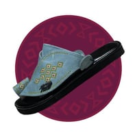 حذاء شرقي مطرز