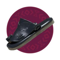 حذاء شرقي مطرز