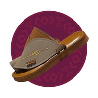 حذاء شرقي مطرز