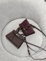 شنطة بيوند 22 كيلي ستايل مع ستراب- برغندي/ذهبي