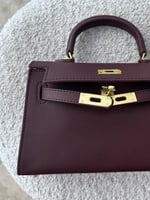 شنطة بيوند 22 كيلي ستايل مع ستراب- برغندي/ذهبي