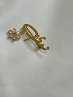 بروش بالاسم مع وردة بتصميم أنيق