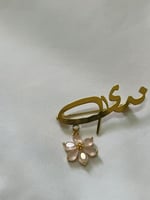 بروش بالاسم مع وردة بتصميم أنيق