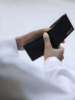 أناقة شخصية في محفظتك