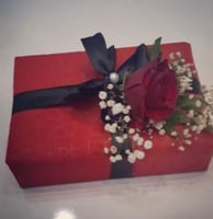 تغليف احمر مع ورده صناعيه الهدايــــا