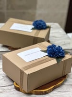 تغليف راقي مع ورد صناعي