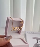 عقد يجمع-حرفين في بريق الذهب عيار 21.