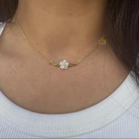 عقد "حب" الزهري: أناقة تنطق بالرقة