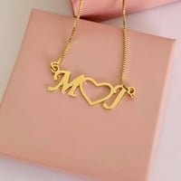 عقد يجمع-حرفين في بريق الذهب عيار 21.