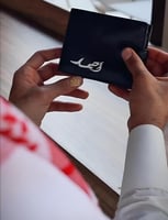 أناقة شخصية في محفظتك