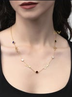 قلادة العائلة والأحجار الملونة