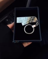 ميدالية فاخرة بتصميم لوحة السيارة