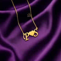 عقد يجمع-حرفين في بريق الذهب عيار 21.