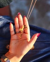 تعليقة سيارة بلحرف - الحصان الاصيل مطليه بالذهب