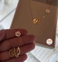 قلادة بالاسم شكل ورده