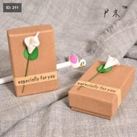 تغليف احمر مع ورده صناعيه الهدايــــا