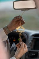 تعليقة كسرة العود بشكل قلب يدين ترند