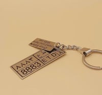 ميدالية مفتاتيح لوحة السيارة مع عبارة