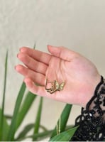 سلسال فراشة ناعمة مع كتابة الاسم