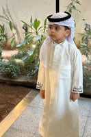 ثوب سكري ولادي مطرز بالاسم الكم