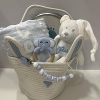 هديه عباره عن سله وبطانيه وتعليقه ودميه وبصمه الطف...