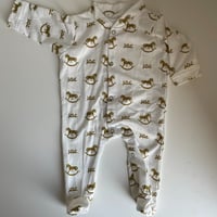 بكج هديه عباره عن طقم بالاسم جاهزه للاستلام