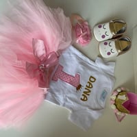 هديه مكونه من بربتوز بالاسم وتنوره وربطة شعر (بدون...