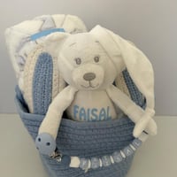 سله مع بطانيه ودميه وتعليقه بالاسم