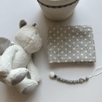 سله مع دميه وبطانيه وتعليقه