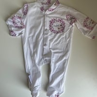 بكج هديه عباره عن طقم بالاسم جاهزه للاستلام