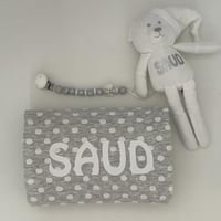 هديه عباره عن بطانيه وتعليقه ودميه بالاسم