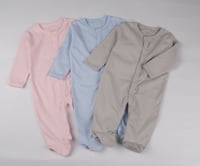 بوكس هديه طقم لبس مكون من بربتوزين وقبعه وجوربين و...