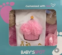 هديه مكونه من بربتوز بالاسم وتنوره وربطة شعر (بدون...