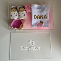 هديه مكونه من بربتوز بالاسم وتنوره وربطة شعر (بدون...