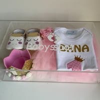 هديه مكونه من بربتوز بالاسم وتنوره وربطة شعر (بدون...