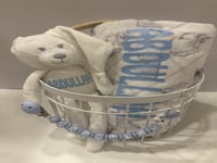 سله مع بطانيه ودميه وتعليقه بالاسم