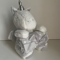 بكج هديه عباره عن بطانيه وفوطه ودميه