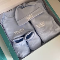 بوكس هديه طقم لبس مكون من بربتوزين وقبعه وجوربين و...