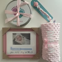 هديه عباره عن بطانيه وعجين البصمه وفريم الطفل في س...