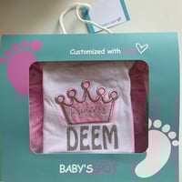 هديه مكونه من بربتوز بالاسم وتنوره وربطة شعر (بدون...