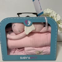 شنطه هديه مع دميه وبطانيه وبربتوز وجوربين