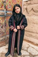 فروه بناتي فاخرة مطرزة بتصميم تراثي أنيق