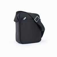 شنطة كتف مصنوعة من القماش بتصميم طولي