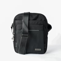 شنطة كتف مصنوعة من القماش بتصميم طولي