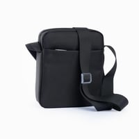 شنطة كتف مصنوعة من القماش بتصميم طولي