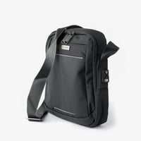 شنطة كتف مصنوعة من القماش بتصميم طولي